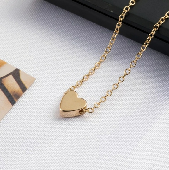 Jewelry - Gold tone heart choker